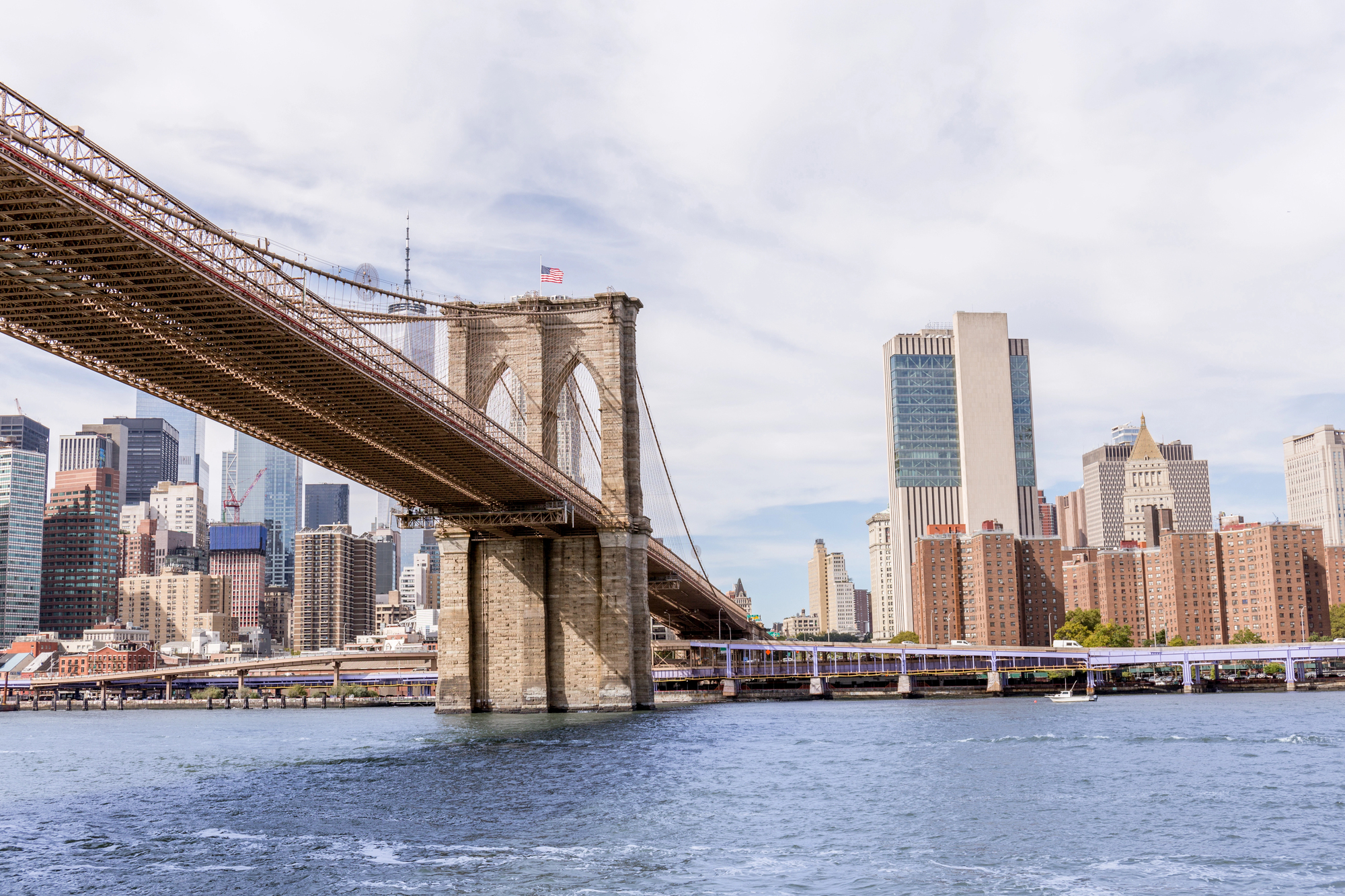 Urban scene with brooklyn bridge and manhattan in new york, usa — Photo